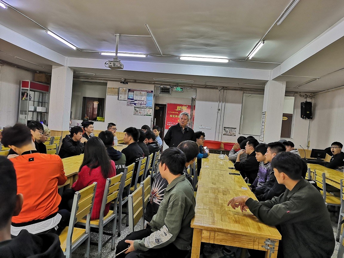 图为向书记给实习学生召开安全教育大会.jpg